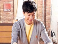 俳優イ・スンギがカリスマ溢れる制服を脱ぎ、爽やかな“サラダキング”の姿を披露して女性ファンたちの心をときめかせている。