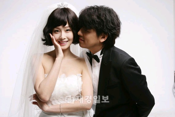 見習いシスターと格闘技チャンピオンのロマンチックなウェディング写真がベールを脱いだ。4年ぶりにTVに復帰し、果敢にイメージチェンジを宣言した俳優リュ・シウォンと、共演のホン・スヒョンのウェディングスチール写真が電撃的に公開された。