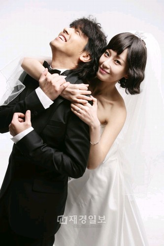 見習いシスターと格闘技チャンピオンのロマンチックなウェディング写真がベールを脱いだ。4年ぶりにTVに復帰し、果敢にイメージチェンジを宣言した俳優リュ・シウォンと、共演のホン・スヒョンのウェディングスチール写真が電撃的に公開された。