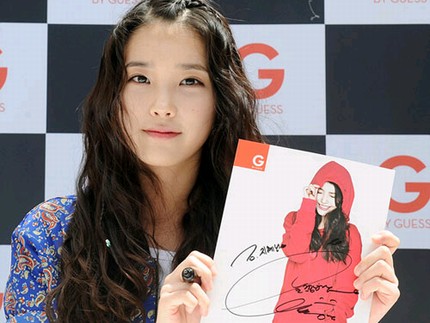 4月29日午前11時30分、京畿道のロッテデパートで、衣類ブランド「G by Guess」の専属モデルとして活動しているIUのサイン会が開かれた。写真=G by Guess