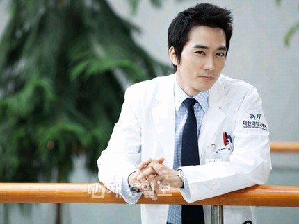 ファンタジーメディカルドラマ『Dr.JIN』に出演するソン・スンホンとパク・ミニョンの初の撮影現場が公開された。

