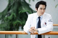 ファンタジーメディカルドラマ『Dr.JIN』に出演するソン・スンホンとパク・ミニョンの初の撮影現場が公開された。
