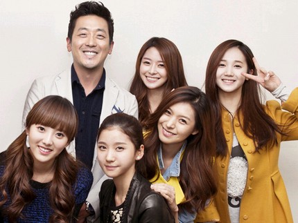 新人ガールズグループHello Venusと俳優ハ・ジョンウの仲良しショットが話題だ。