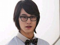 俳優キム・ボムが、タイの製菓広告撮影のビハインドカットを公開した。