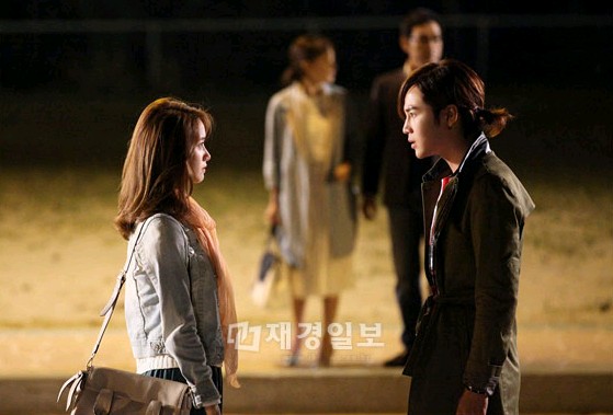 韓国KBSドラマ『ラブレイン』のチャン・グンソクが冷たい性格に変化し、再びユナを傷つけてしまう。
