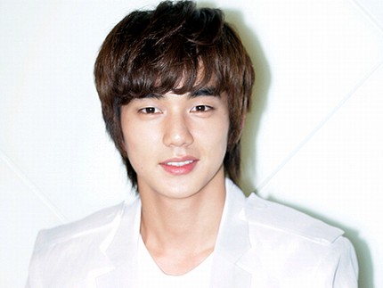 俳優ユ・スンホのサイン会が1日午後、ソウルのホワイト歯科で行われた。