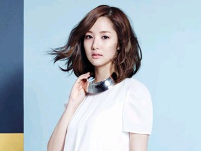 女優のパク・ミニョンは、最近行われた女性服ブランド「COMPAGNA」の2012年サマーグラビアの撮影で少女のイメージを表現し、純粋で清楚な魅力をアピールした。
