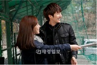 韓国SBSミニシリーズ『あなたを愛しています』の“トム&ジェリーカップル”、キム・ヒョンジュン(SS501マンネ)とキム・ユンソがラブラブモード全開の甘いハグで注目されている。 韓国SBSミニシリーズ『あなたを愛しています』の“トム&ジェリーカップル”、キム・ヒョンジュン(SS501マンネ)とキム・ユンソがラブラブモード全開の甘いハグで注目されている。