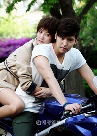 韓国MBCの新ドラマ『I DO I DO』に出演するキム・ソナ&イ・ジャンウカップルのツーショット写真が公開され目を引いている。写真=キム·ジョンハクプロダクション 韓国MBCの新ドラマ『I DO I DO』に出演するキム・ソナ&イ・ジャンウカップルのツーショット写真が公開され目を引いている。写真=キム·ジョンハクプロダクション