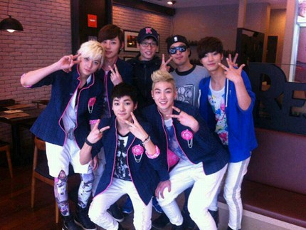 新人グループNU’EST（ニューイースト）がユ・ジェソクとの仲良しショットを公開した｡