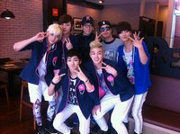 新人グループNU’EST(ニューイースト)がユ・ジェソクとの仲良しショットを公開した。 新人グループNU’EST(ニューイースト)がユ・ジェソクとの仲良しショットを公開した。