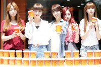 NINE MUSES、“カップ1杯の分かち合い”イベントで女神の微笑み