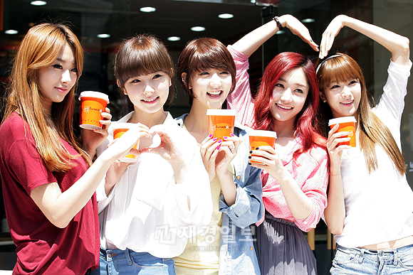 NINE MUSES、“カップ1杯の分かち合い”イベントで女神の微笑み(1)