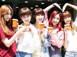 NINE MUSES、“カップ1杯の分かち合い”イベントで女神の微笑み