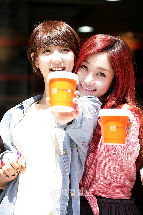 NINE MUSES、“カップ1杯の分かち合い”イベントで女神の微笑み(10) ウンジ&セラ