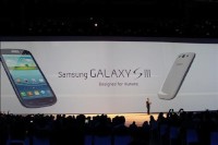 韓国のサムスン電子は3日、同社スマートフォン「GALAXY S」の最新モデル「GALAXY S3」を2012年のオリンピック開催地ロンドンで世界で初めて公開した。 韓国のサムスン電子は3日、同社スマートフォン「GALAXY S」の最新モデル「GALAXY S3」を2012年のオリンピック開催地ロンドンで世界で初めて公開した。