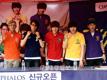 男性グループ B1A4(ビーワンエーフォー)が、カジュアルブランドOMPHALOS(オムファロス)の議政府ホームプラス店で‘『青少年の月』記念 B1A4 ファンサイン会’を開催した。
