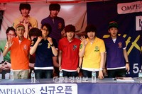男性グループ B1A4(ビーワンエーフォー)が、カジュアルブランドOMPHALOS(オムファロス)の議政府ホームプラス店で‘『青少年の月』記念 B1A4 ファンサイン会’を開催した。

