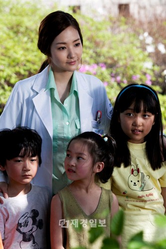 韓国MBC新週末ドラマ『Dr.JIN』(脚本：ハン・ジフン、チョン・ヒョンジン、演出：ハン・ヒ)で主役を演じる女優パク・ミニョンが、子役たちの人気を独占している。
