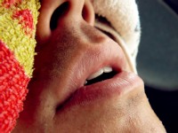 ほんの30分、授業の始まりを遅らせると、生徒の睡眠時間は長くなり、気分や健康状態も良くなった。――この研究は10代の若者（約14～17歳）を対象にしたものですが、睡眠不足と職場で出る影響という問題は、どの年齢にも見られるものです。