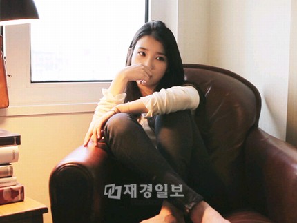 歌手のIUが、「手が小さいこと」が自身のコンプレックスだと語り話題だ。