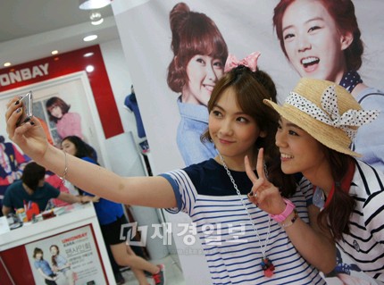 カジュアルブランドUNIONBAY（ユニオンベイ）が5月4日原州店で専属モデルのKARA（カラ）のハン・スンヨンとカン・ジヨンのファンサイン会を開催した。