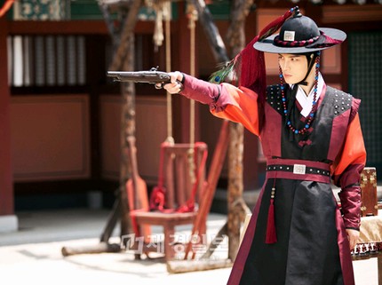 時代劇に初挑戦する俳優キム・ジェジュン（JYJ）が、韓国MBCの新ドラマ『Dr.Jin（仮題）』で朝鮮王朝時代の魅力的な男性キム・ギョンタク役を熱演中だ。強烈な眼光と華麗な時代衣装を視聴者に披露してくれる。