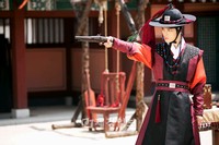 時代劇に初挑戦する俳優キム・ジェジュン(JYJ)が、韓国MBCの新ドラマ『Dr.Jin(仮題)』で朝鮮王朝時代の魅力的な男性キム・ギョンタク役を熱演中だ。強烈な眼光と華麗な時代衣装を視聴者に披露してくれる。 時代劇に初挑戦する俳優キム・ジェジュン(JYJ)が、韓国MBCの新ドラマ『Dr.Jin(仮題)』で朝鮮王朝時代の魅力的な男性キム・ギョンタク役を熱演中だ。強烈な眼光と華麗な時代衣装を視聴者に披露してくれる。