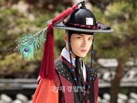 時代劇に初挑戦する俳優キム・ジェジュン（JYJ）が、韓国MBCの新ドラマ『Dr.Jin（仮題）』で朝鮮王朝時代の魅力的な男性キム・ギョンタク役を熱演中だ。強烈な眼光と華麗な時代衣装を視聴者に披露してくれる。