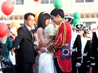 ドラマ『ザ・キング2Hearts』に出演中のハ・ジウォンとイ・スンギが、ビッグスケールの“世紀の婚約式”を挙行して話題を呼んでいる。