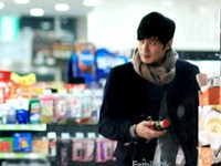 ドラマ『紳士の品格』主演の俳優チャン・ドンゴンと女優キム・ハヌルの、コンビニでの出会いのシーンが公開された。写真=ファエンダムピクチャーズ
