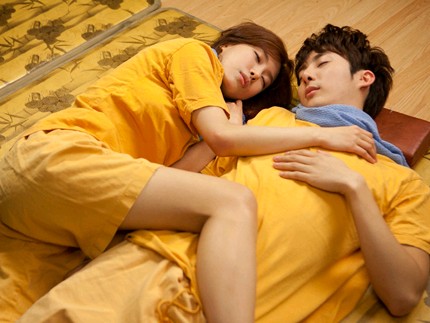 8日に放送されたSBSプラスドラマ『あなたを愛しています』では、キム・ヒョンジュン（SS501マンネ）とキム・ユンソがサウナで横になる姿が描かれ視聴者の熱い反応を得た。
