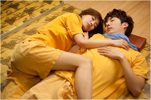 8日に放送されたSBSプラスドラマ『あなたを愛しています』では、キム・ヒョンジュン（SS501マンネ）とキム・ユンソがサウナで横になる姿が描かれ視聴者の熱い反応を得た。
