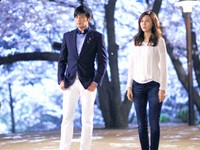 ドラマ『紳士の品格』でチャン・ドンゴンとキム・ハヌルが、満開の桜の下でのロマンチックなデート姿を披露した。写真=ファエンダムピクチャーズ
