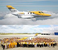 HondaJet量産型4号機 初飛行の様子(上)と初飛行を祝うHACIの従業員たち(下)(写真:ホンダ) HondaJet量産型4号機 初飛行の様子(上)と初飛行を祝うHACIの従業員たち(下)(写真:ホンダ)
