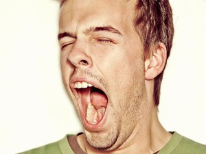 多くの人にとっては、オフタイムの睡眠不足が生産性に大きな影響を与えます。睡眠が不足すると、長い時間ぼーっとしてしまったり、仕事に集中しにくくなったり、さらには居眠りさえ引き起こしてしまいます。