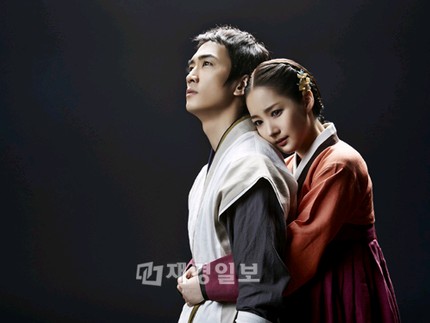ファンタジー・メディカルドラマ『Dr.JIN』のソン・スンホンとパク・ミニョンが、2012年の天才医師ジニョクと朝鮮時代の意志の強いお嬢様ホン・ヨンレの150年の時空を超えた運命的な愛の物語が込められた一枚の写真を公開し、視線を集めている。