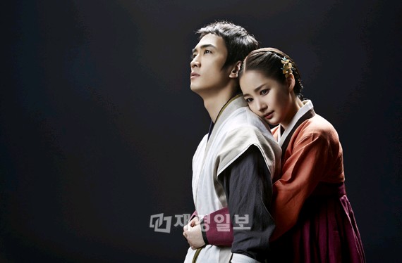 ファンタジー・メディカルドラマ『Dr.JIN』のソン・スンホンとパク・ミニョンが、2012年の天才医師ジニョクと朝鮮時代の意志の強いお嬢様ホン・ヨンレの150年の時空を超えた運命的な愛の物語が込められた一枚の写真を公開し、視線を集めている。
