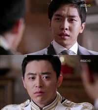 『ザ・キング2Hearts 』第16話では、ジェハ(イ・スンギ)が、母ヨンソン(ユン・ヨジョン)と婚約者ハンア(ハ・ジウォン)を拉致して‘退位’を要求するボング(ユン・ジェムン)の脅迫に、愛する人を失うかも知れぬ恐怖にかられ嗚咽する場面が描かれた。 『ザ・キング2Hearts 』第16話では、ジェハ(イ・スンギ)が、母ヨンソン(ユン・ヨジョン)と婚約者ハンア(ハ・ジウォン)を拉致して‘退位’を要求するボング(ユン・ジェムン)の脅迫に、愛する人を失うかも知れぬ恐怖にかられ嗚咽する場面が描かれた。