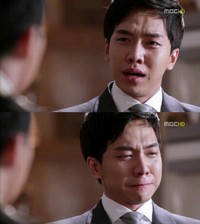 『ザ・キング2Hearts 』第16話では、ジェハ(イ・スンギ)が、母ヨンソン(ユン・ヨジョン)と婚約者ハンア(ハ・ジウォン)を拉致して‘退位’を要求するボング(ユン・ジェムン)の脅迫に、愛する人を失うかも知れぬ恐怖にかられ嗚咽する場面が描かれた。 『ザ・キング2Hearts 』第16話では、ジェハ(イ・スンギ)が、母ヨンソン(ユン・ヨジョン)と婚約者ハンア(ハ・ジウォン)を拉致して‘退位’を要求するボング(ユン・ジェムン)の脅迫に、愛する人を失うかも知れぬ恐怖にかられ嗚咽する場面が描かれた。