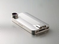 フォー・ナウは、レーシングカー＆インダストリアルデザイナーの由良拓也氏がデザイン、制作したジュラルミン削り出しiPhoneケース「Mooncraft ジュラルミンユニット for iPhone」を16日からmobilefun.jp（http://mobilefun.jp/）で発売する。初回生産数は限定50個で価格は29,800円。