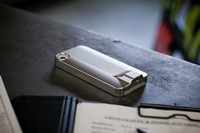 フォー・ナウは、レーシングカー&インダストリアルデザイナーの由良拓也氏がデザイン、制作したジュラルミン削り出しiPhoneケース「Mooncraft ジュラルミンユニット for iPhone」を16日からmobilefun.jp(http://mobilefun.jp/)で発売する。初回生産数は限定50個で価格は29,800円。 フォー・ナウは、レーシングカー&インダストリアルデザイナーの由良拓也氏がデザイン、制作したジュラルミン削り出しiPhoneケース「Mooncraft ジュラルミンユニット for iPhone」を16日からmobilefun.jp(http://mobilefun.jp/)で発売する。初回生産数は限定50個で価格は29,800円。