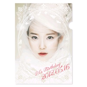 16日、韓国歌手IU(アイユ)が19回目の誕生日を迎えた。同日、誕生日とカムバックを記念して、シングル「二十歳の春」のCD(韓国輸入版)とアイユのグッズがセットになった『IU's Birthday&Comeback Special Set』が数量限定で販売された。 16日、韓国歌手IU(アイユ)が19回目の誕生日を迎えた。同日、誕生日とカムバックを記念して、シングル「二十歳の春」のCD(韓国輸入版)とアイユのグッズがセットになった『IU's Birthday&Comeback Special Set』が数量限定で販売された。