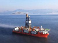 リオデジャネイロ沖で操業準備中の「ETESCO TAKATSUGU J」(写真:三井物産) リオデジャネイロ沖で操業準備中の「ETESCO TAKATSUGU J」(写真:三井物産)