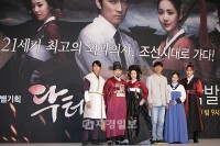 新ドラマ『Dr.JIN』制作発表会 ソン・スンホ(24) 新ドラマ『Dr.JIN』制作発表会 ソン・スンホ(24)
