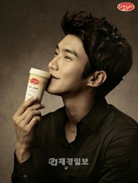 毎日乳業(代表:イ・チャングン)の代表的なコーヒーブランド「カフェラテ」の新しい広告モデルとして、韓流旋風を巻き起こしているSUPER JUNIORのメンバー、チェ・シウォンが抜擢された。 毎日乳業(代表:イ・チャングン)の代表的なコーヒーブランド「カフェラテ」の新しい広告モデルとして、韓流旋風を巻き起こしているSUPER JUNIORのメンバー、チェ・シウォンが抜擢された。