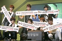 男性7人組グループINFINITE（インフィニット）が、15日午後、ソウル松坡区オリンピック公園オリンピックホールで3rdミニアルバム「INFINITIZE」のショーケースを開催した。