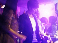 韓国SBS PLUSの月・火ミニシリーズ『あなたを愛しています』で、しっかりとした演技力と眩しいビジュアルでお茶の間の女心を魅了しているSS501のキム・ヒョンジュン（マンネ）が、今度は‘魔性のクラブ男’への変身を予告し、注目されている。