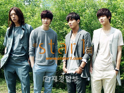 最近3rdミニアルバム『Ear Fun』のタイトル曲『Hey You』での活動を終えたCNBLUEが、真夏のような熱い陽射しが照り付ける5月、ソウルの汝矣島支流川生態公園に姿を現した。