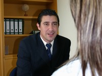 職場で頻繁に長時間過ごす人がいます。そういった人の友人は職場関係の人が大半になります。友人関係を築こうとしているときには、個人的な情報を打ち明けたくなるものです。